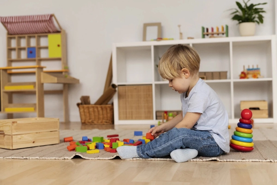 Metoda Montessori – przewodnik po historii i rozwoju dziecka